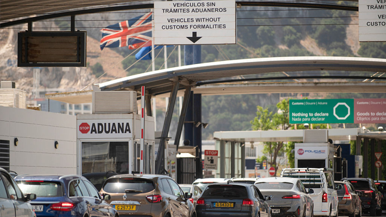 Vehículos cruzan la frontera desde España hacia el territorio británico de Gibraltar, en la Línea de la Concepción, sur de España, el 12 de junio de 2025. (Foto de JORGE GUERRERO/AFP vía Getty Images).