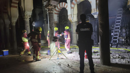 Controlan un incendio en la Mezquita-Catedral de Córdoba pero se destruye una de sus capillas