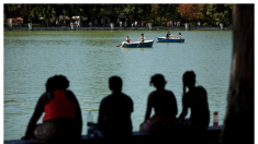 Vecinos de Madrid recogen firmas para que el alcalde Almeida deje de cerrar los parques en pleno verano