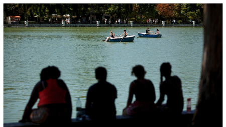 Vecinos de Madrid recogen firmas para que el alcalde Almeida deje de cerrar los parques en pleno verano