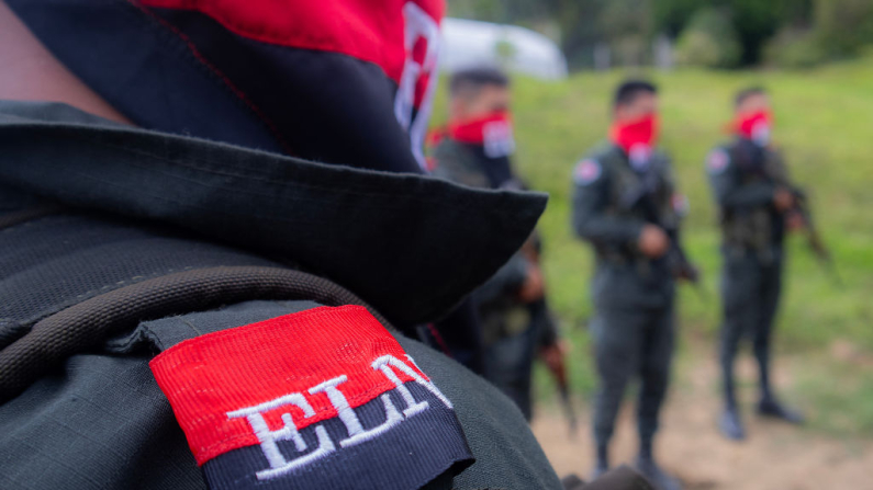Rebeldes del Ejército de Liberación Nacional (ELN) del frente de guerra nororiental Manuel Vázquez Castaño montan guardia en la región del Catatumbo, Colombia, el 8 de marzo de 2025. Comandantes de la guerrilla del Ejército de Liberación Nacional (ELN) se han comprometido a repeler una contraofensiva del gobierno en el noreste del país, advirtiendo que años de "paz total" corren el riesgo de convertirse en una "guerra total". (Foto de STRINGER / AFP) (Foto de STRINGER/AFP vía Getty Images)