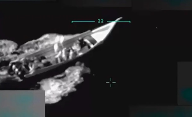 El Ejército de EE. UU. ejecuta un ataque militar contra una supuesta embarcación de drogas, en una imagen fija del video del ataque compartido por el presidente Donald Trump en Truth Social el 2 de septiembre de 2025. (@realDonaldTrump vía Truth Social)