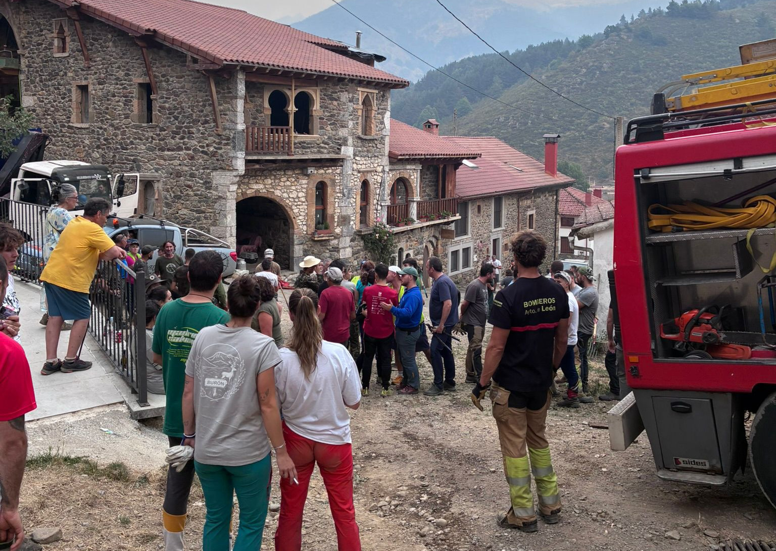 «Estas catástrofes levantan lo mejor de cada persona»: Vecinos en León se unen ante la ferocidad de los incendios