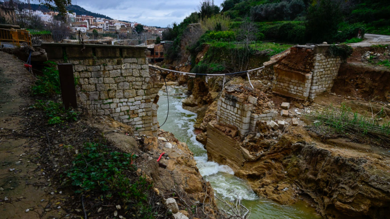 Una vista general muestra el barranco dañado por la inundación en Buñol, en la Comunidad Valenciana, este de España el 7 de marzo de 2025. (JOSE JORDAN/AFP vía Getty Images)
