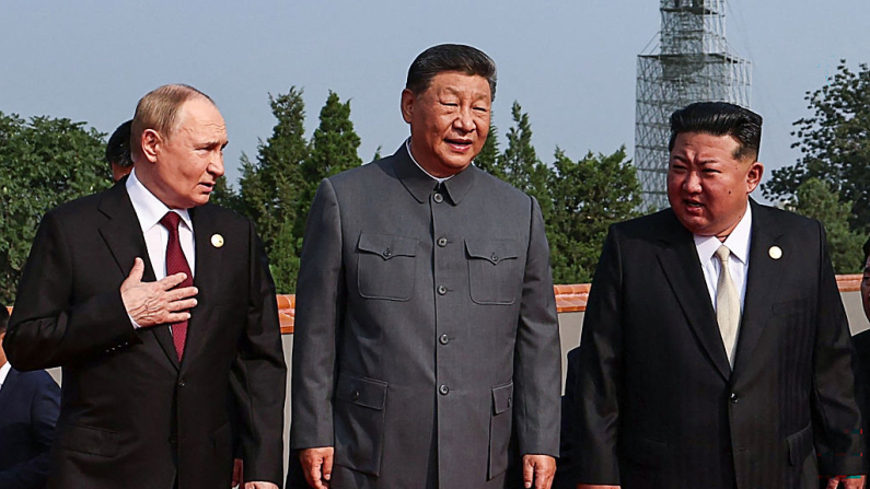 Foto distribuida por la agencia estatal rusa Sputnik. De izq. a der.: el presidente de Rusia, Vladimir Putin, el líder chino, Xi Jinping, y el dictador de Corea del Norte, Kim Jong-un, antes de un desfile militar que conmemora el 80.º aniversario de la victoria sobre Japón y el fin de la Segunda Guerra Mundial, en la plaza de Tiananmén de Pekín el 3 de septiembre de 2025. (ALEXANDER KAZAKOV/POOL/AFP vía Getty Images)