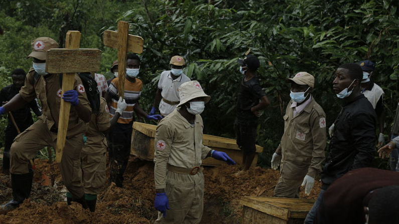 Voluntarios de la Cruz Roja de la República Democrática del Congo se reúnen alrededor de los ataúdes con los restos de las víctimas de un atentado durante una ceremonia de entierro en Ntoyo, el 10 de septiembre de 2025. Combatientes vinculados al Estado Islámico mataron a las personas en un ataque nocturno en el este de la República Democrática del Congo, según informaron fuentes locales y de seguridad el 9 de septiembre de 2025. (Seros Muyisa/ AFP vía Getty Images)