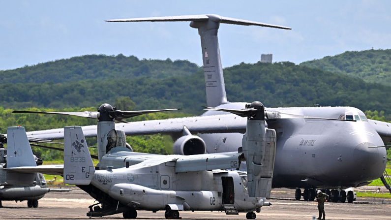 Un V-22 Osprey de la Infantería de Marina de EE. UU. y un Boeing C-5 Galaxy de la Fuerza Aérea de EE. UU. están estacionados en el Aeropuerto José Aponte de la Torre, antigua Estación Naval Roosevelt Roads, el 13 de septiembre de 2025 en Ceiba, Puerto Rico. El presidente Donald Trump enviará diez aviones de combate F-35 a Puerto Rico como parte de su guerra contra los cárteles de la droga(Foto de Miguel J. Rodríguez Carrillo / AFP) (Foto de MIGUEL J. RODRIGUEZ CARRILLO/AFP vía Getty Images)
