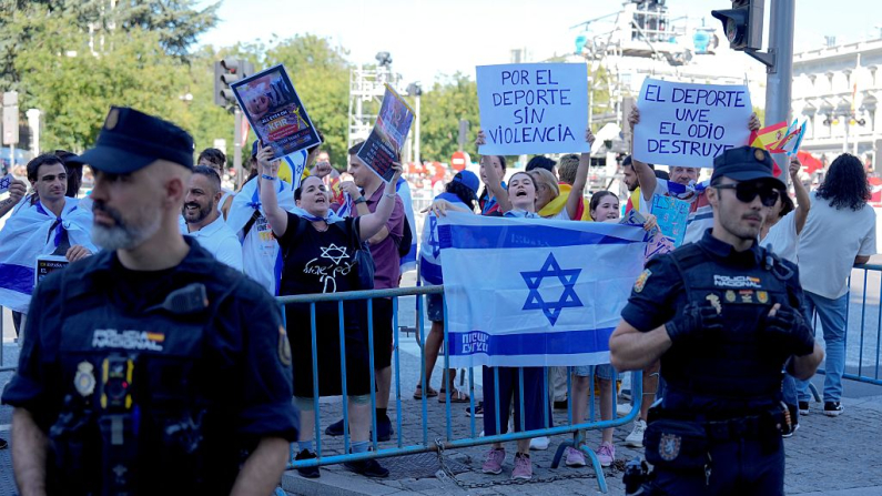 Apoyo con banderas israelíes durante la 21.ª y última etapa de la Vuelta a España 2025, una carrera de 101 km entre Alalpardo y Madrid, cerca de la fuente de Cibeles, el 14 de septiembre de 2025. (Paul Hanna/AFP vía Getty Images)