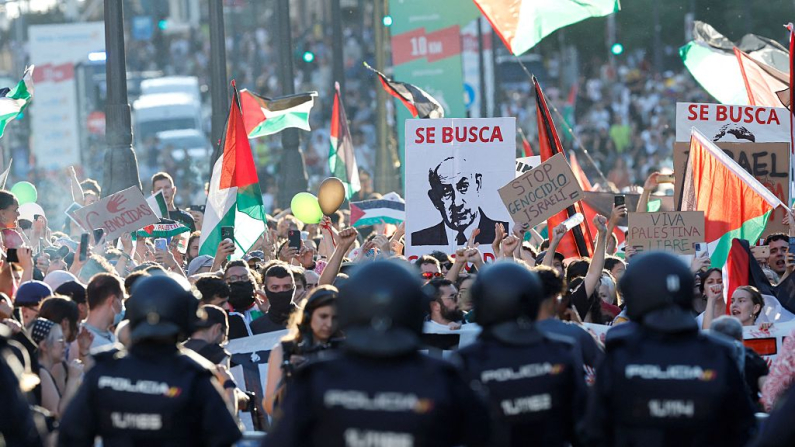 Manifestantes pro-palestinos invaden la calle durante la 21.ª y última etapa de la Vuelta a España 2025, en Madrid el 14 de septiembre de 2025. (OSCAR DEL POZO/AFP vía Getty Images)
