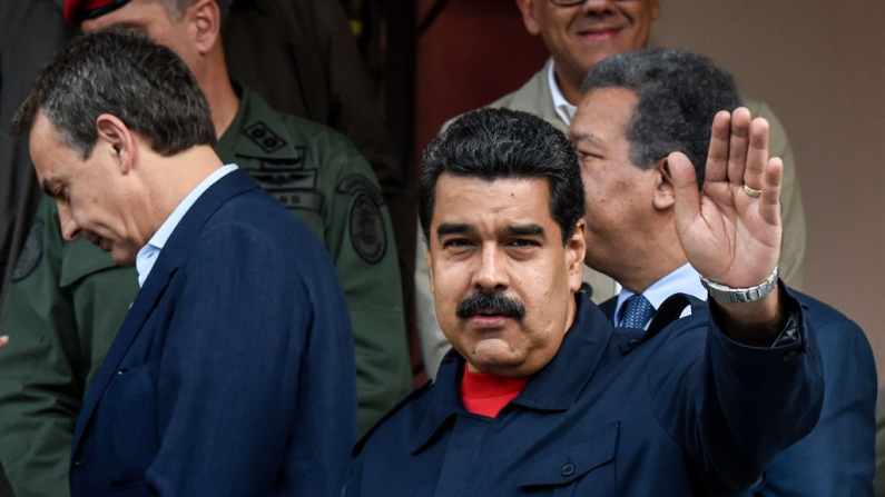 El líder chavista Nicolás Maduro (der.), saluda junto al expresidente del gobierno español José Luis Rodríguez Zapatero (izq.) y al expresidente de la República Dominicana Leonel Fernández (centro), al final de una reunión en el Palacio Presidencial en Caracas el 21 de julio de 2016. (Foto: JUAN BARRETO / AFP) (El crédito de la foto debe ser JUAN BARRETO/AFP vía Getty Images)