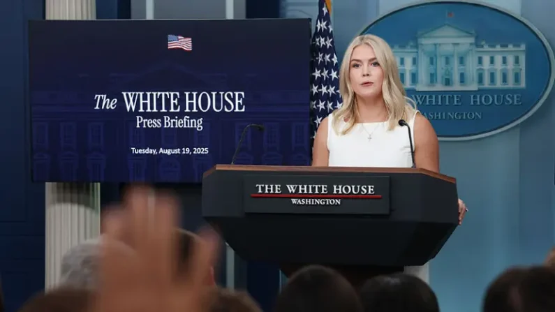 La secretaria de prensa de la Casa Blanca, Karoline Leavitt, habla durante la rueda de prensa diaria en la sala Brady Press Briefing Room de la Casa Blanca el 19 de agosto de 2025 en Washington, D.C. (Anna Moneymaker/Getty Images)