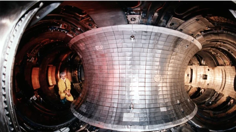 El reactor de prueba de fusión Tokamak (TFTR), en una foto de archivo. Departamento de Energía de EE. UU., (Dominio público)