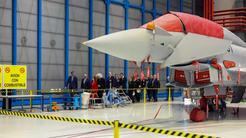 La ministra de Defensa, Margarita Robles (3i) durante su visita con representantes de NETMA (NATO Eurofighter and Tornado Management Agency) de las instalaciones de Airbus Getafe (Madrid) el 20 de diciembre de 2024. (EFE/Kiko Huesca)
