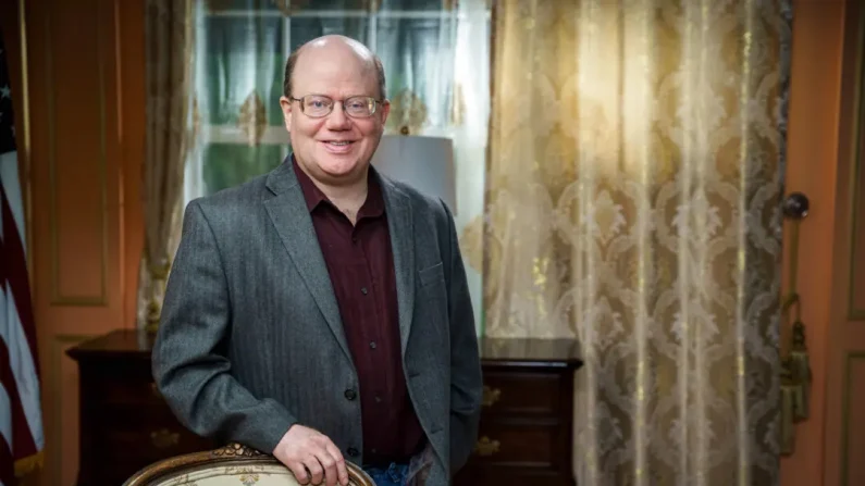 El cofundador de Wikipedia, Larry Sanger, en la ciudad de Nueva York el 15 de septiembre de 2021. Sanger afirmó que el sitio está sistemáticamente sesgado contra las opiniones conservadoras, religiosas y de otro tipo. Brendon Fallon/The Epoch Times