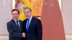 El ministro Albares anuncia desde China que quiere elevar las «relaciones bilaterales al máximo nivel»