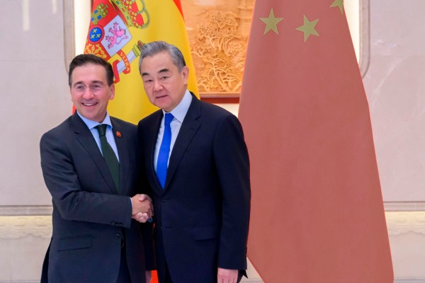 El ministro Albares anuncia desde China que quiere elevar las «relaciones bilaterales al máximo nivel»