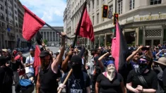 Abandonan EE. UU. los primeros dirigentes de Antifa tras su designación como organización terrorista