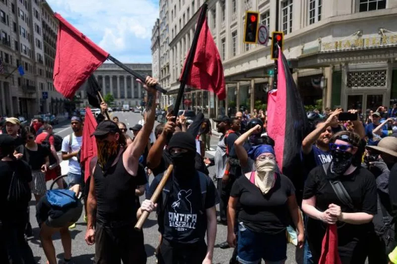 Abandonan EE. UU. los primeros dirigentes de Antifa tras su designación como organización terrorista