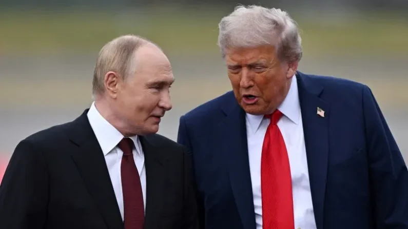 El presidente estadounidense Donald Trump y el presidente ruso Vladimir Putin conversan en la pista de aterrizaje a su llegada a la cumbre ruso-estadounidense centrada en Ucrania, en la base aérea conjunta Elmendorf-Richardson en Anchorage, Alaska, el 15 de agosto de 2025.
Foto: SERGEY BOBYLEV/POOL/AFP vía Getty Images