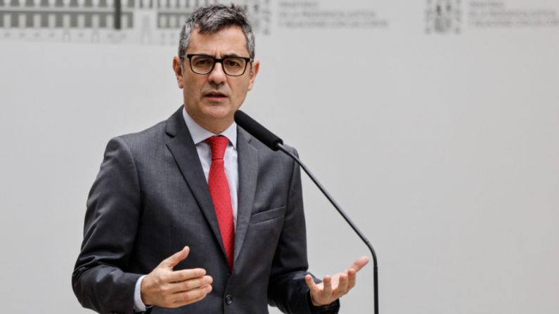 El ministro de la Presidencia, Justicia y Relaciones con las Cortes, Félix Bolaños, atiende a los medios de comunicación el 20 de octubre de 2025. (EFE/ Sergio Pérez)