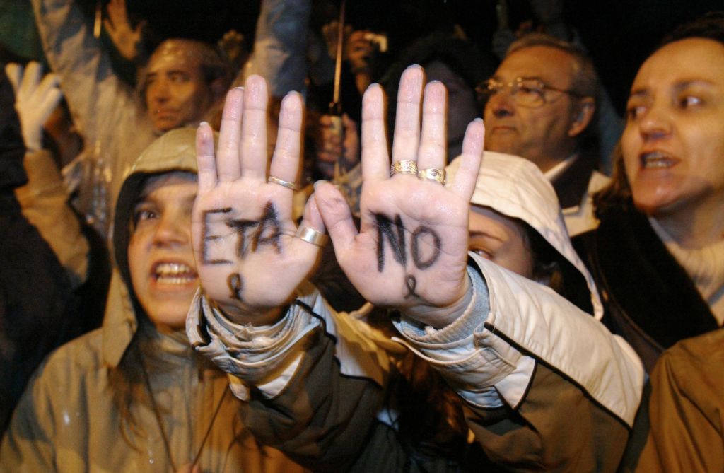 «Tengo que ir al cementerio a ver a mi familia»: jóvenes víctimas de ETA llevan su testimonio a los colegios