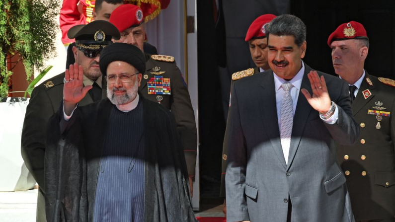 El presidente iraní, Ebrahim Raisi (izq.), y el presidente venezolano, Nicolás Maduro, saludan durante la ceremonia de bienvenida de Raisi en el Palacio Presidencial de Miraflores, Caracas, el 12 de junio de 2023.  (Foto de Yuri CORTEZ / AFP) (Foto de YURI CORTEZ/AFP vía Getty Images)