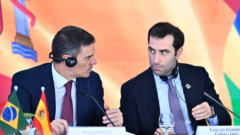 BRASILIA, BRASIL - 6 DE MARZO: El presidente del Gobierno de España, Pedro Sánchez, junto al ministro de Economía de España, Carlos Cuerpo, durante una reunión con empresarios brasileños y españoles que visitaban al presidente de Brasil, Luiz Inácio Lula da Silva, tras una reunión en el Palacio del Planalto el 6 de marzo de 2024 en Brasilia, Brasil. (Foto de Ton Molina/Getty Images).