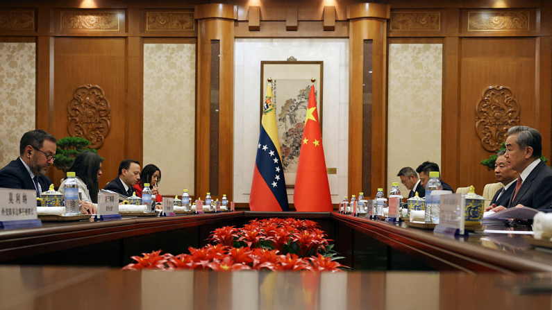 El ministro de Asuntos Exteriores chino, Wang Yi (derecha), y el ministro de Asuntos Exteriores venezolano, Yvan Gil (izquierda), asisten a una reunión en la Residencia Oficial de Diaoyutai, en Pekín, el 12 de mayo de 2025. (Foto de FLORENCE LO / POOL / AFP) (Foto de FLORENCE LO/POOL/AFP vía Getty Images)