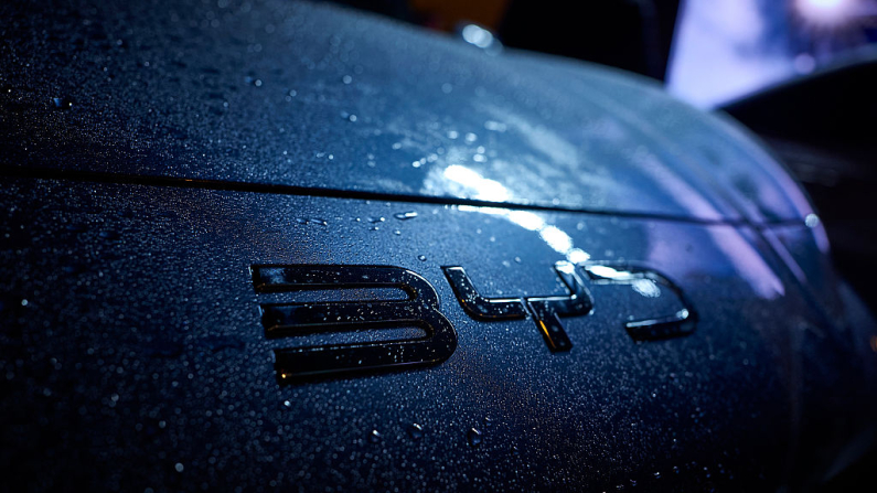 MÚNICH, ALEMANIA - 10 DE SEPTIEMBRE: El fabricante chino de coches eléctricos BYD presenta sus vehículos eléctricos en la segunda jornada de la feria del automóvil IAA MOBILITY 2025, el 10 de septiembre de 2025 en Múnich, Alemania. La IAA se celebra en un momento en que los fabricantes alemanes registran una caída en sus beneficios y luchan por mantener su cuota de mercado, mientras que los fabricantes chinos registran un fuerte avance, especialmente en el sector de los coches eléctricos. (Foto de Johannes Simon/Getty Images) 
