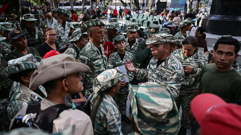 CARACAS, VENEZUELA - 4 DE OCTUBRE: Miembros de la milicia bolivariana participan en un entrenamiento de liderazgo militar y ejercicios de defensa el 4 de octubre de 2025 en Caracas, Venezuela. La Fuerza Armada Nacional Bolivariana (FANB) realizó ejercicios militares especiales en todo el país, siguiendo las instrucciones del presidente venezolano Nicolás Maduro. (Foto de Jesús Vargas/Getty Images)