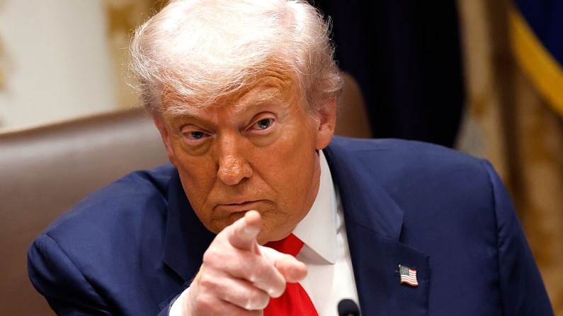 El presidente de Estados Unidos, Donald Trump, habla durante una reunión con el presidente de Argentina, Javier Milei, en la Sala del Gabinete de la Casa Blanca el 14 de octubre de 2025 en Washington, D.C. (Foto de Kevin Dietsch/Getty Images)