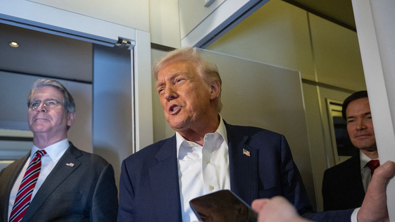 El presidente de Estados Unidos, Donald Trump, habla a los medios a bordo del Air Force One, mientras viaja con el secretario del Tesoro, Scott Bessent (izq.), y el secretario de Estado, Marco Rubio (der.), rumbo a Japón el 27 de octubre de 2025, y una gira por Asia que podría llevar al presidente estadounidense y al presidente chino, Xi Jinping, a poner fin a la dura guerra comercial entre las dos economías más grandes del mundo. (Andrew Caballero-Reynolds /AFP vía Getty Images)