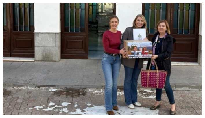 De izquierda a derecha: Lucía Parro, portavoz adjunta de SOS Rural, Natalia Corbalán, portavoz de SOS Rural y Ana Rocío Ruiz, abogada de la plataforma Campiña Norte. (Foto cortesía de SOS Rural)