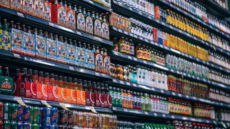 Una estantería comercial de un supermercado con diferentes tipos de bebidas. igorovsyannykov. Pixabay
