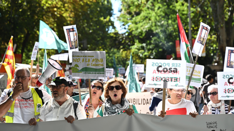 Manifestación convocada por el movimiento ciudadano 'Salvemos el mundo rural agredido' y respaldada por más de cuatrocientas entidades de la España Vaciada para protestar por el "abandono institucional" de los territorios despoblados este domingo en Madrid. EFE/ Fernando Villar