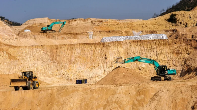 Los trabajadores utilizan maquinaria para excavar en una mina de tierras raras en el condado de Ganxian, provincia de Jiangxi, China, el 30 de diciembre de 2010. Chinatopix vía AP