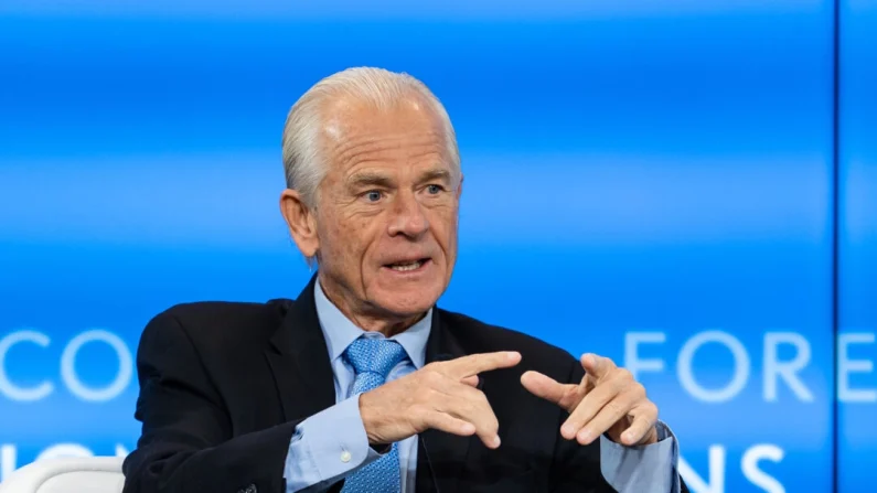 Peter Navarro, asesor principal de la Casa Blanca para comercio y manufactura, habla en el Consejo de Relaciones Exteriores en Washington el 17 de octubre de 2025. Madalina Kilroy/The Epoch Times