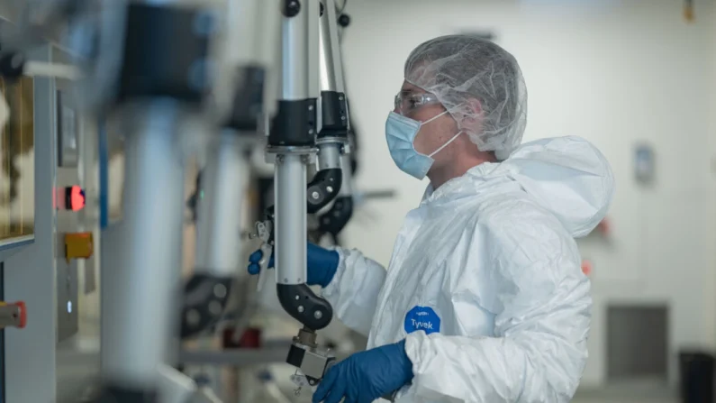 Un técnico utiliza la fusión de bajo nivel para producir lutecio-177, un radioisótopo utilizado para combatir el cáncer. (Cortesía de SHINE Technologies)