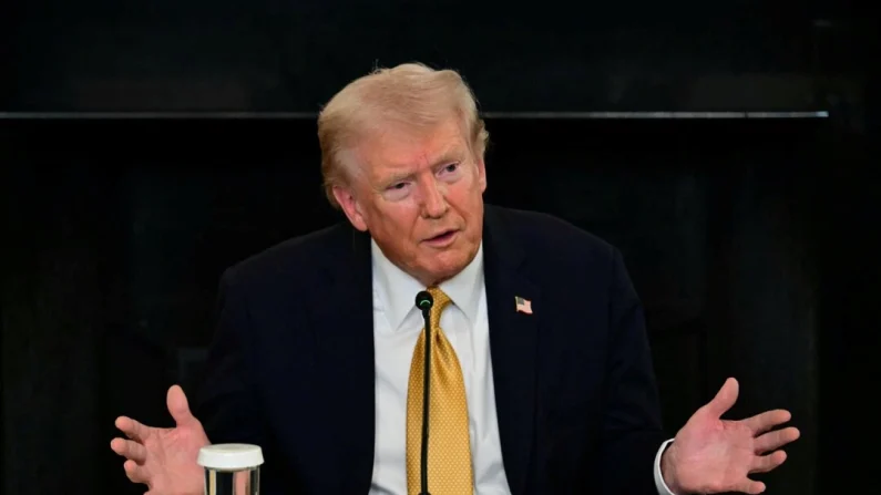 El presidente de Estados Unidos, Donald Trump, habla durante una mesa redonda sobre las fuerzas del orden en el Comedor de Estado de la Casa Blanca, en Washington, el 23 de octubre de 2025. Jim Watson/AFP vía Getty Images