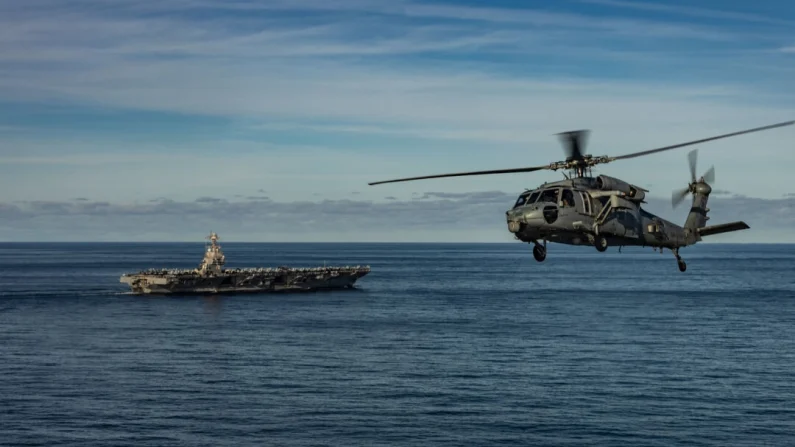 Un MH-60S Sea Hawk sobrevuela el USS Gerald R. Ford (CVN 78) en el Mar del Norte, el 24 de septiembre de 2025. Foto de la Marina de los EE. UU. por Gladjimi Balisage, especialista en comunicación de masas de tercera clase.