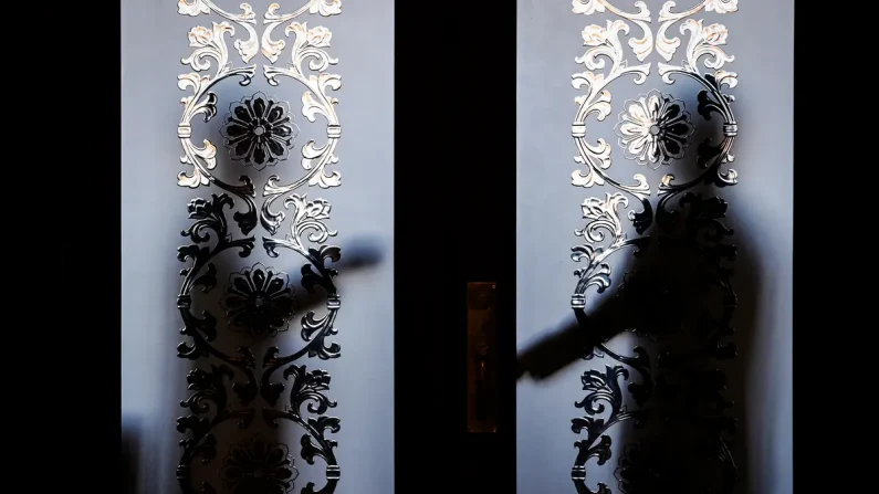 Guardias de seguridad tras una puerta de cristal en el Gran Salón del Pueblo durante el XIV Congreso Nacional del Pueblo en Pekín, el 6 de marzo de 2024. Greg Baker/AFP vía Getty Images