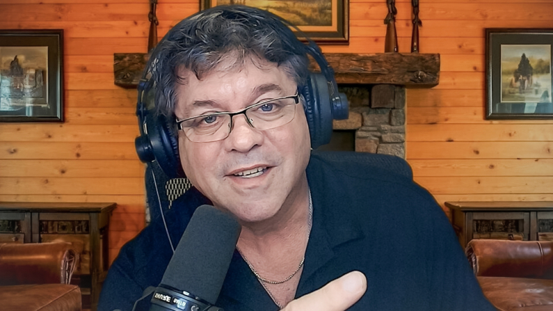 Mark Walters, presentador del podcast "Armed American Radio", en su estudio en las afueras de Atlanta. Fotografía cortesía de Mark Walters.