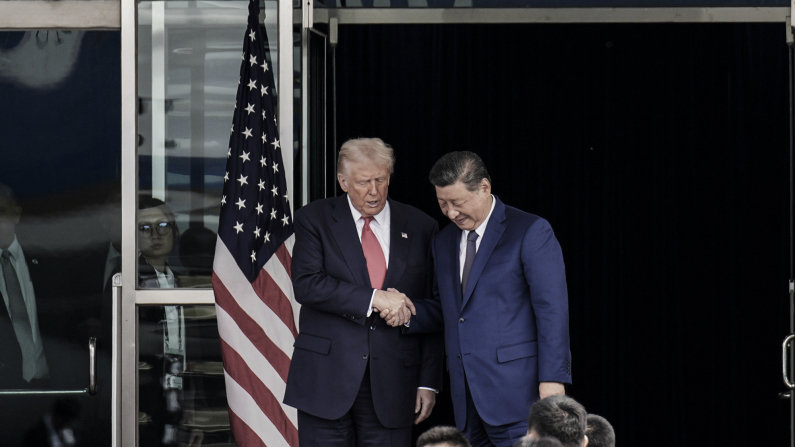 El presidente estadounidense Donald Trump y el líder chino Xi Jinping se dan la mano al retirarse tras una reunión bilateral en la base aérea de Gimhae, en Busan, Corea del Sur, el 30 de octubre de 2025. Andrew Harnik/Getty Images