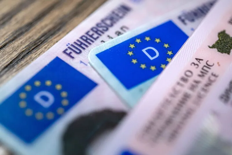 Permiso de conducir digital y sanciones severas: la UE endurece las normas para los conductores