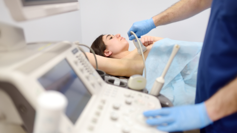 El médico mamólogo examina las mamas y los ganglios linfáticos de una mujer mediante ecografía. La mamografía y la ecografía son los principales métodos de diagnóstico instrumental de las glándulas mamarias. Foto: Shutterstock