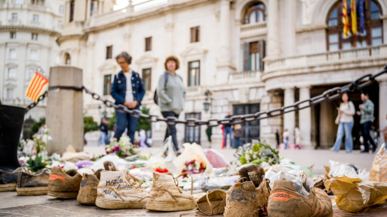 «Valencia, España»; 11-09-2024: Sneakers manchadas de barro frente al edificio del Ayuntamiento de Valencia en protesta contra el gobierno político por los daños de las inundaciones. Foto de shutterstock.