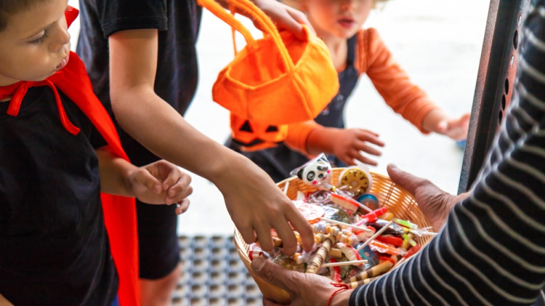 Niños recolectando caramelos para Halloween. Enfoque selectivo.