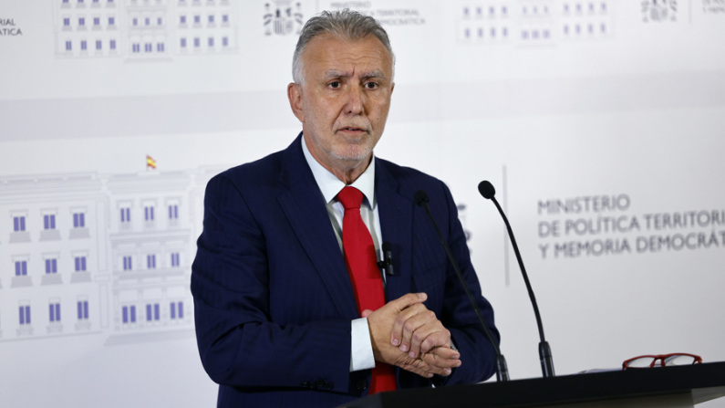 El ministro de Política Territorial y Memoria Democrática, Ángel Víctor Torres, comparece este martes en rueda de prensa desde la sede de su ministerio tras conocerse el informe de la Unidad Central Operativa (UCO) de la Guardia Civil acerca de la compra de mascarillas por parte del Gobierno de Canarias a la empresa de Víctor de Aldama. EFE/ Rodrigo Jiménez