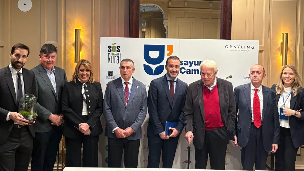 Foto grupal de oradores y organizadores del evento «Desayuno del Campo» el 11 de noviembre de 2025, en el Hotel Mandarín Oriental Ritz, Madrid, España. (Ana Flores / The Epoch Times España)