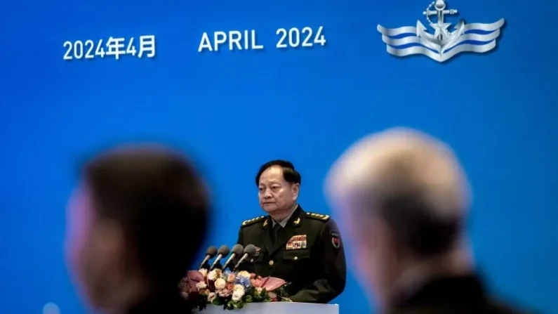 La general Zhang Youxia, vicepresidenta de la Comisión Militar Central, interviene en la inauguración del Simposio Naval del Pacífico Occidental en Qingdao, China, el 22 de abril de 2024. Según fuentes internas, Zhang y Xi han discrepado en importantes cuestiones políticas en los últimos años.

Foto: KevinFrayer/GettyImages